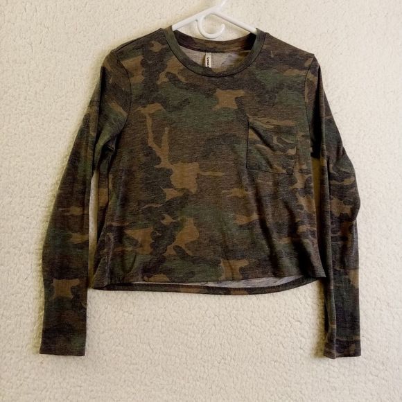Tresics Tops - Tresics Shirt Camo Long Sleeve T-shirt Cropped Womens Small Green